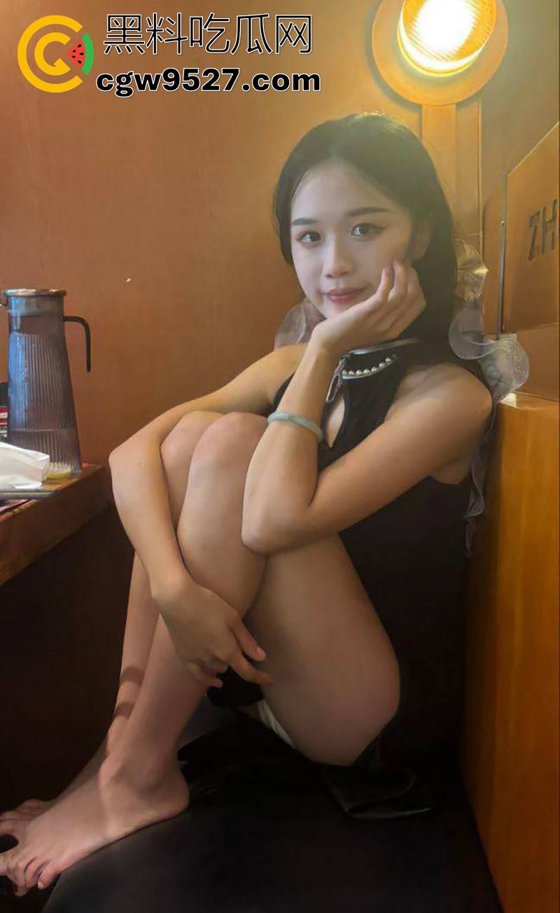 酒吧撩骚极品少妇，学生感超强的性感人妻，毕业后和男友结婚，却背着老公到处偷情，性爱自拍流出！-1