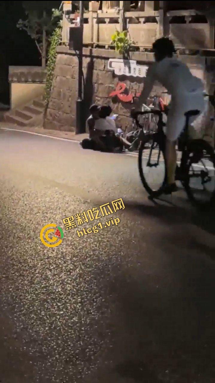 骑行圈最新淫乱！杭州龙井村 男女骑友 路边女上位开干 路过骑友当场报警！-9