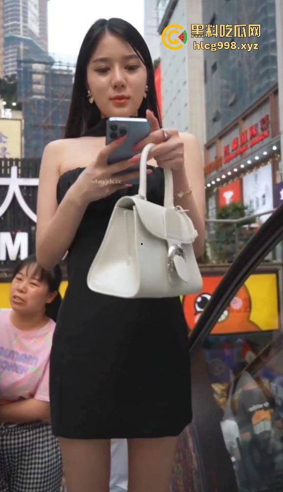 瓜友投稿抄底短裙小姐姐，白内内曝光！高颜值极品小姐姐，兄弟你胆儿真肥！-1