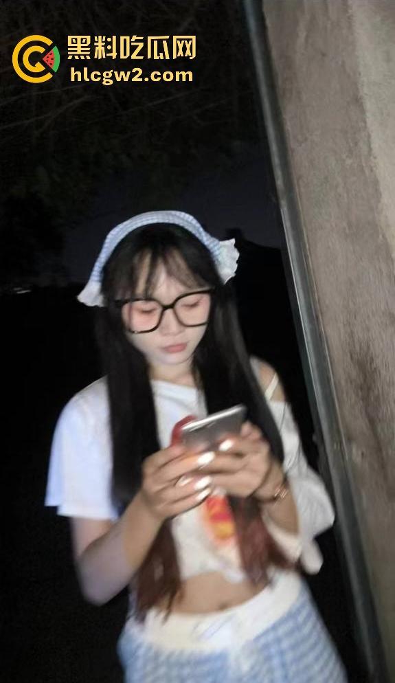 汕头骚鸡就业压力爆表 白天起步价150晚上200 嫩妹抱着价目表求大哥消费 粉丝赶紧进来吃福利！-3