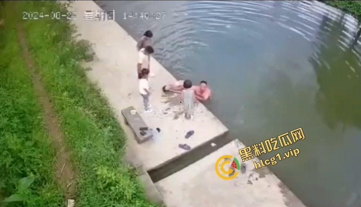 浙江儿童小女孩 与2个伙伴河边玩耍 不慎落水！4分钟后救起！-10