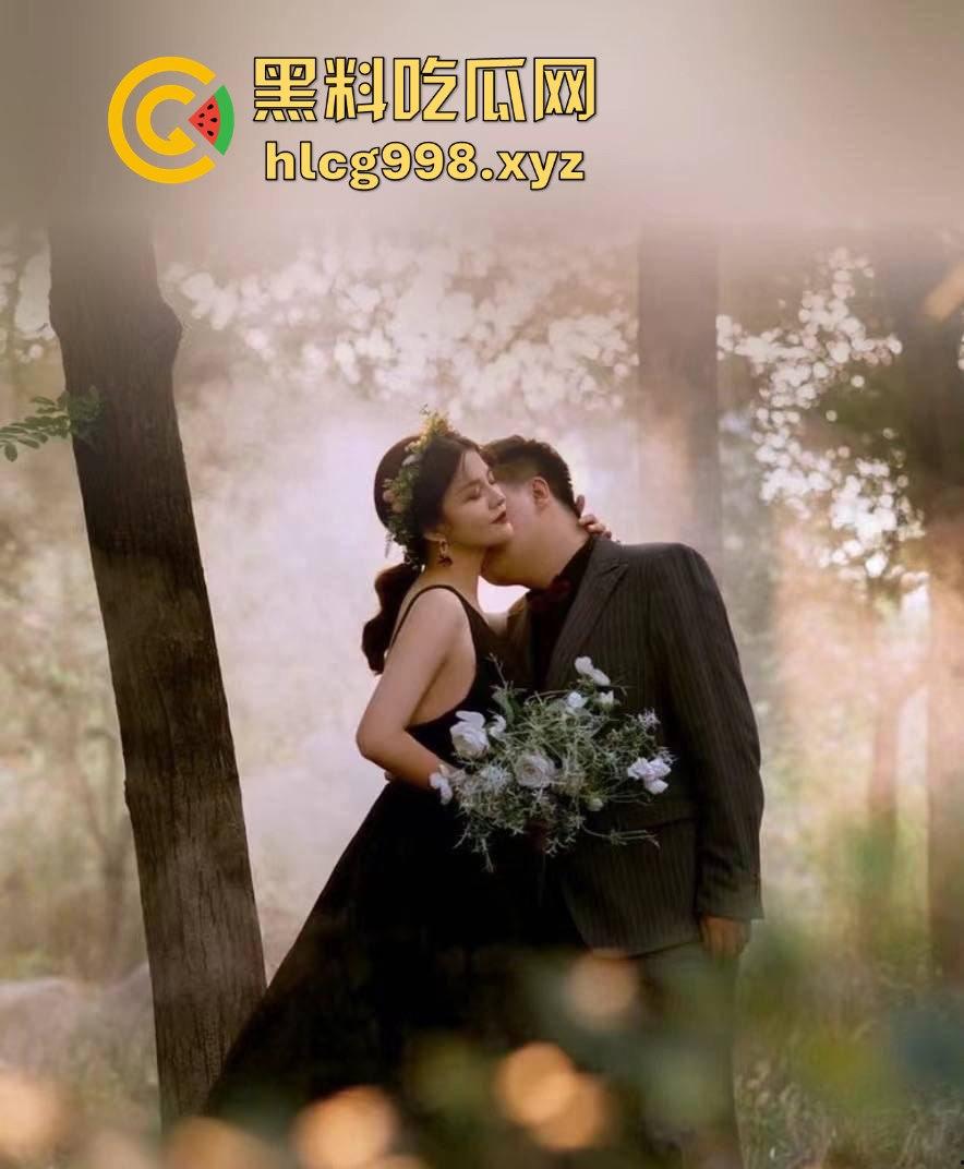 山东临沂罗庄的熟人妻李秀平，跟闺蜜酒店开房狂欢，粉鲍黑逼撅着翘，吃鸡巴像吸牛奶！-7