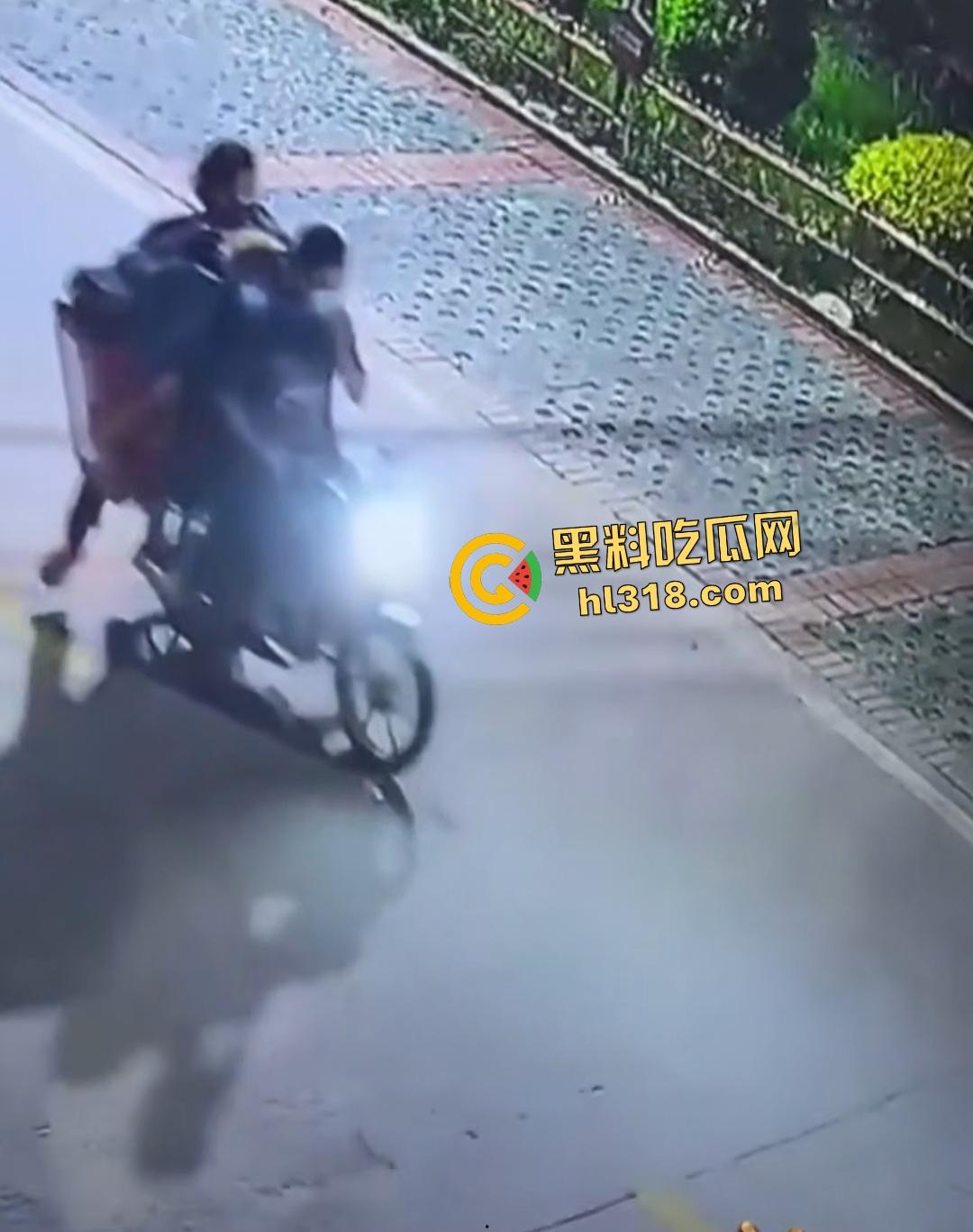 精神小伙深夜化身盗圣！胆大包天偷走功德箱，穷疯狂徒连神明钱财都敢劫！-3