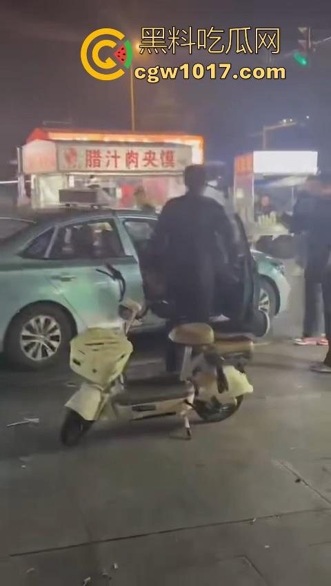 训洋狗还得是东北人!老外夜市耍流氓被东北大汉暴揍,从车里拽出来,拳打脚踢轮番上场,看得人是真解气!-1