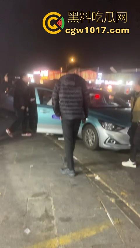 训洋狗还得是东北人!老外夜市耍流氓被东北大汉暴揍,从车里拽出来,拳打脚踢轮番上场,看得人是真解气!-7