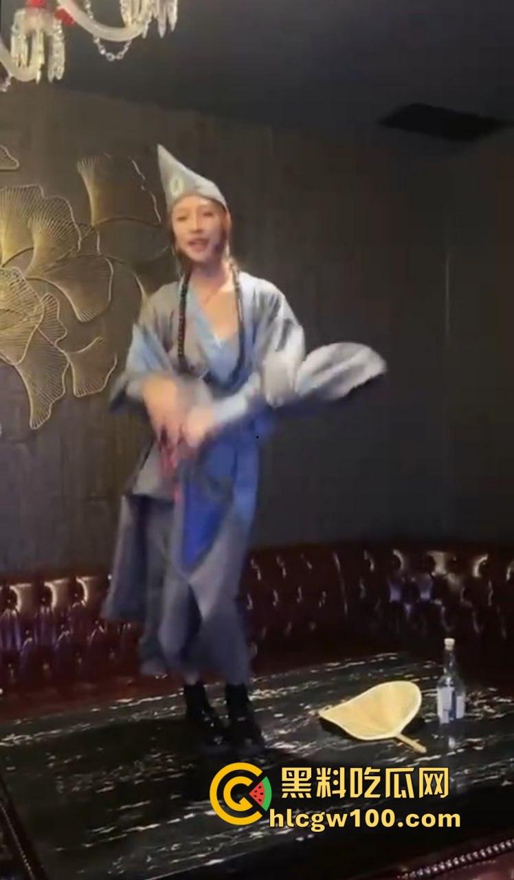 KTV都开始玩济公主题夜了?破衣拖鞋扮和尚,酒瓶换袈裟,点歌附送疯癫体验,降龙十八掌都能搞成喝酒互动?-1