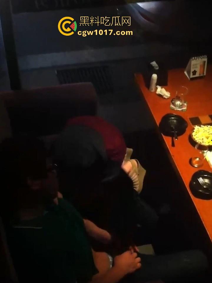 佛山创业产业园某静吧卡座惊现情侣缠绵！音乐轰鸣霓虹闪烁，美腿御姐诱惑拔屌手撸，干柴变成烈火上演活春宫！-6