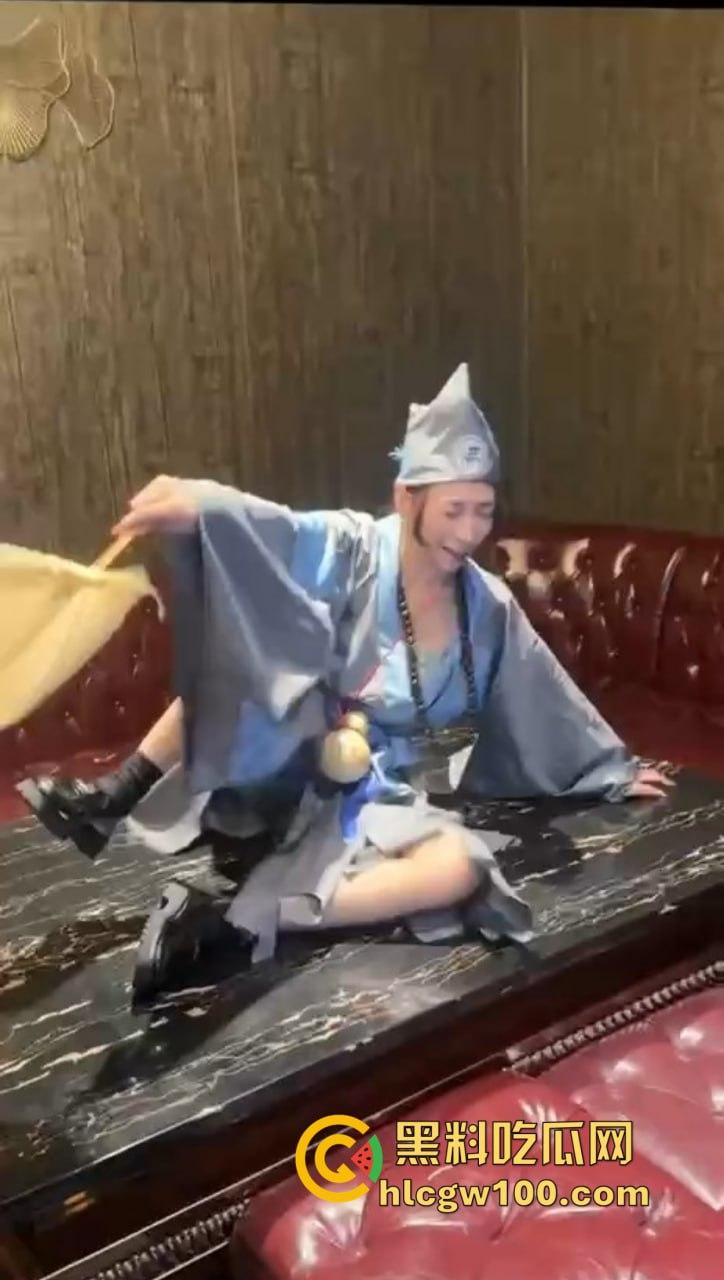 KTV都开始玩济公主题夜了?破衣拖鞋扮和尚,酒瓶换袈裟,点歌附送疯癫体验,降龙十八掌都能搞成喝酒互动?-7