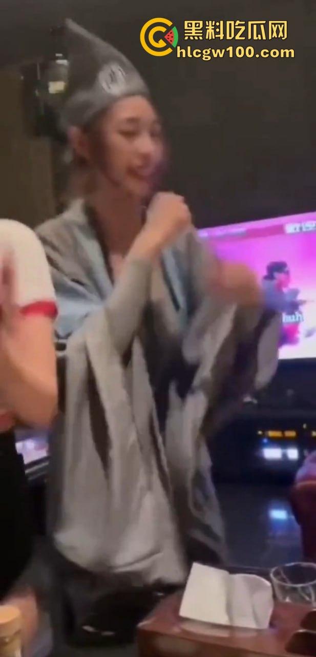 KTV都开始玩济公主题夜了?破衣拖鞋扮和尚,酒瓶换袈裟,点歌附送疯癫体验,降龙十八掌都能搞成喝酒互动?-8