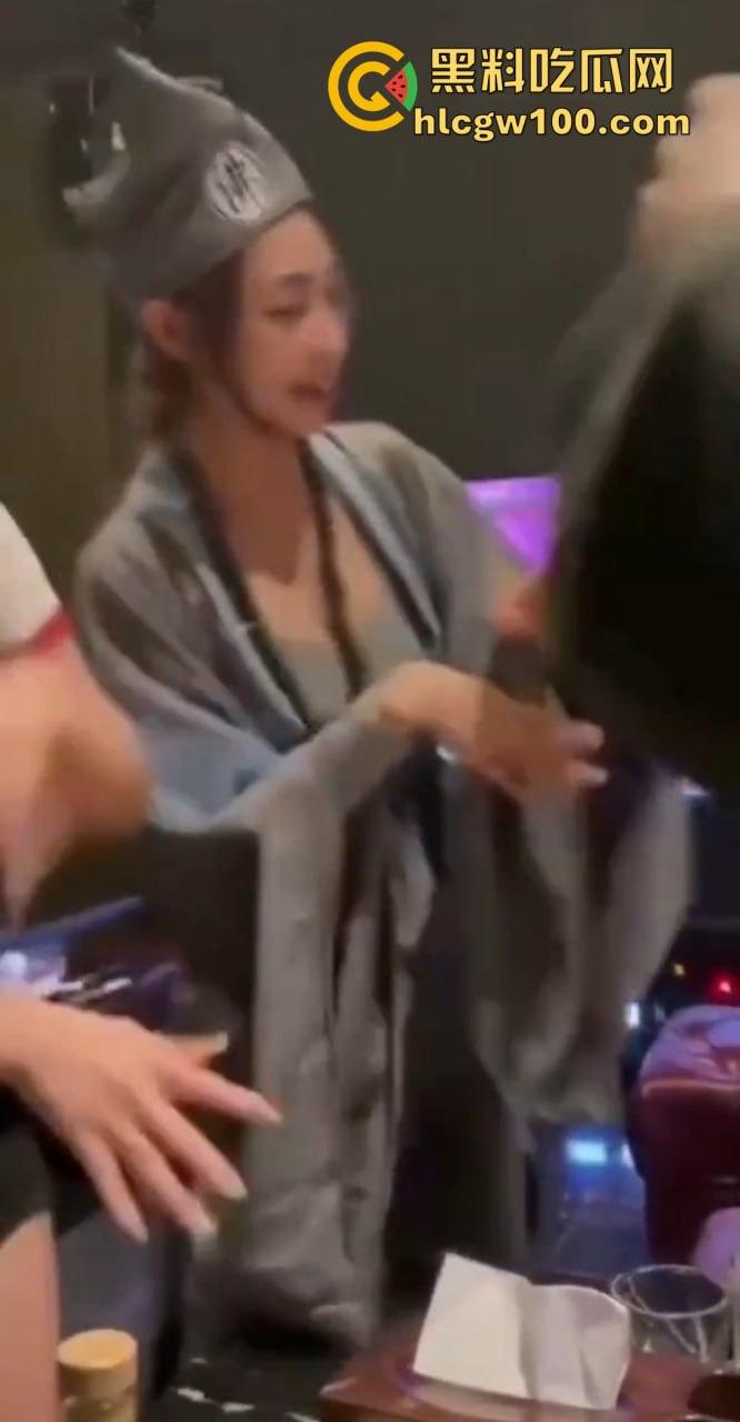 KTV都开始玩济公主题夜了?破衣拖鞋扮和尚,酒瓶换袈裟,点歌附送疯癫体验,降龙十八掌都能搞成喝酒互动?-10