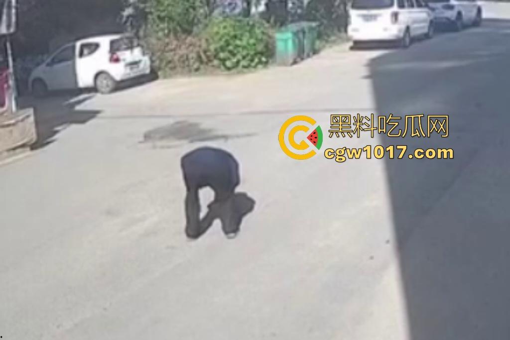 街头老大爷走路突然摇晃，长腿美女出手相扶，大爷瞬间全身梆硬冲天，美女成救命神药，这比春药还牛逼啊！-1