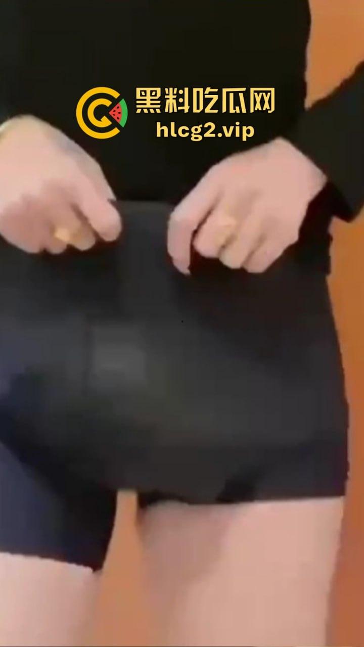 重口慎点！男子硬塞20厘米假体进体内，女子螃蟹夹逼狠整，为了流量太拼了！-2