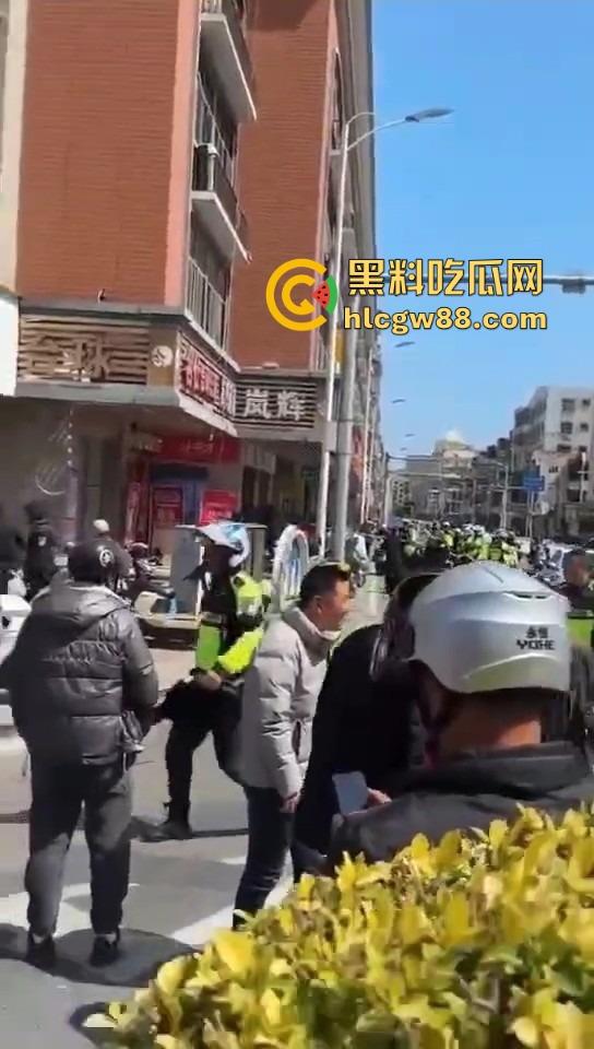 福州平潭惊现黄金大劫案，体育广场光天化日明抢，劫匪嚣张到极点喊着今天要杀人，还自拍发到网上！-5