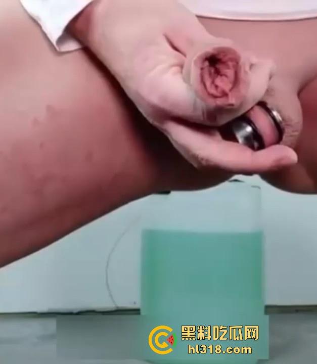 男人必看！国外猛男鸡鸡边长训练，挂30斤水桶将其拉长，每天三练每次两组，哥们是真的猛！-8