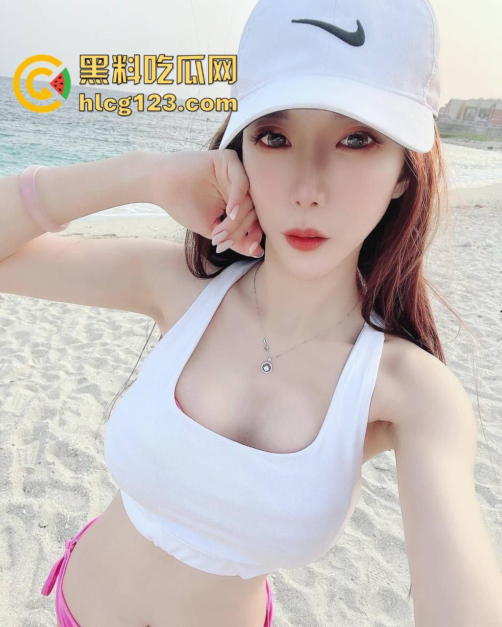 重庆少妇李海萘朋友圈美颜拉满，床上露出真材实料！三层肚腩抖得比大胸还猛！-16