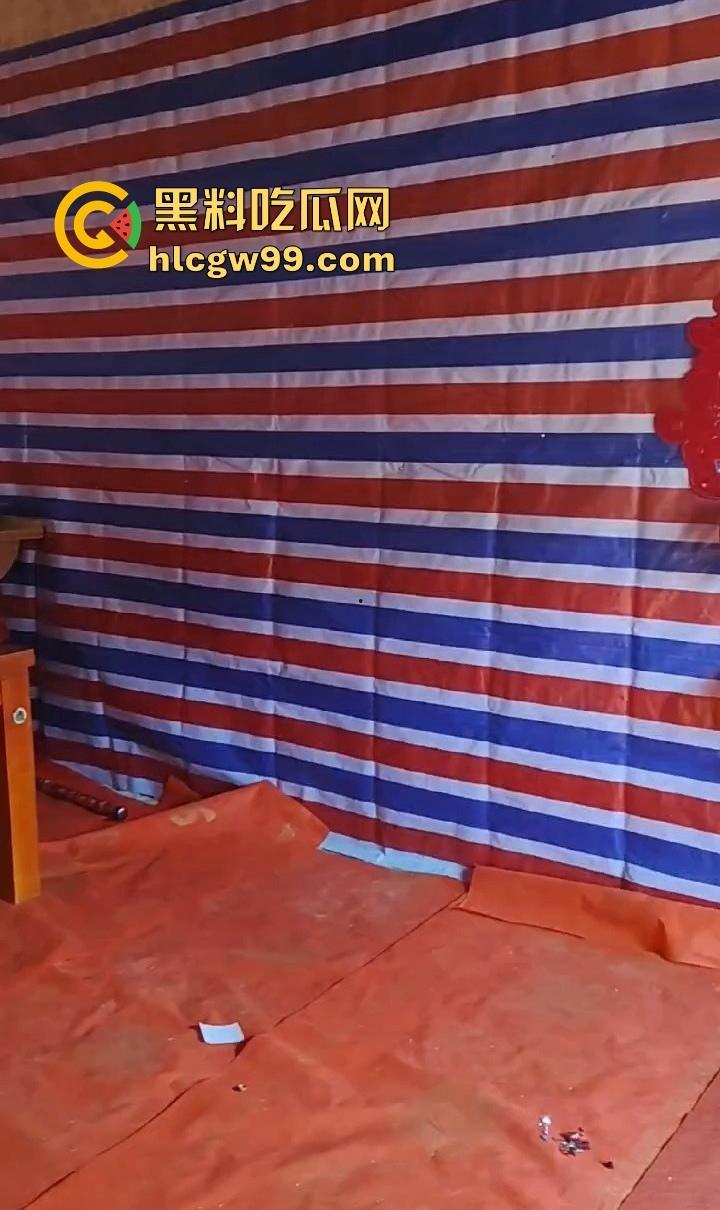 婚房穷成这样还愿意嫁？编织袋糊墙和光秃秃一张床，新娘表情仿佛欠了八百万，这是真爱还是被绑架？-1