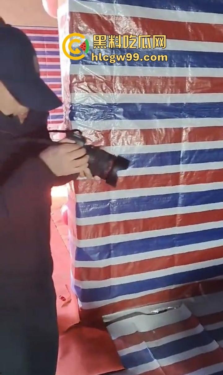 婚房穷成这样还愿意嫁？编织袋糊墙和光秃秃一张床，新娘表情仿佛欠了八百万，这是真爱还是被绑架？-9