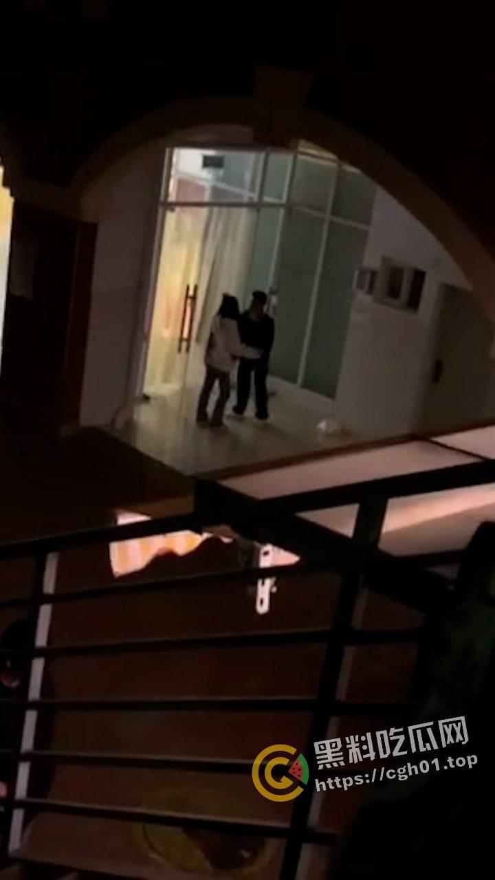 外事大学男生因为女朋友不给看手机 打完架就跳楼自杀  头上绿就绿了  何必呢-7