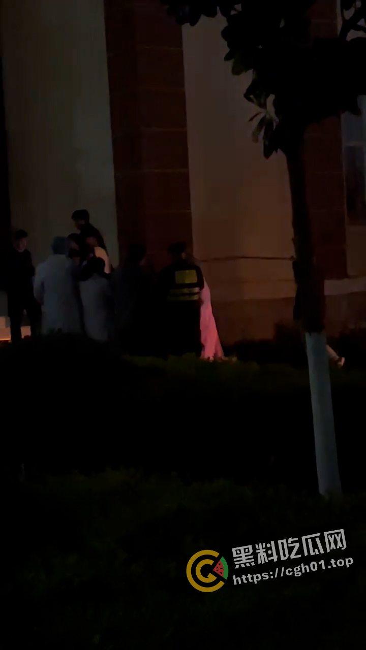 外事大学男生因为女朋友不给看手机 打完架就跳楼自杀  头上绿就绿了  何必呢-10