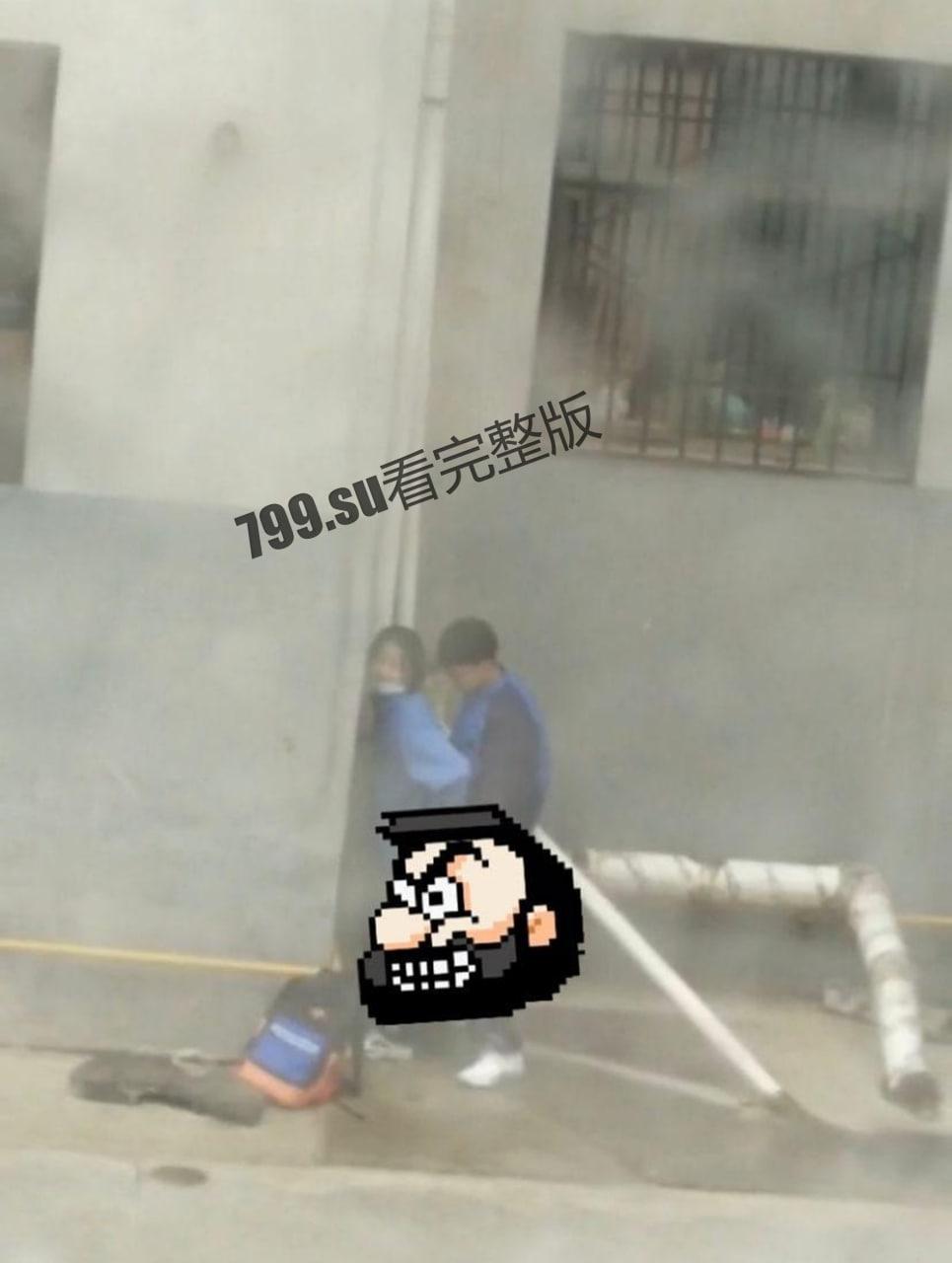 青海 格尔木一中 初中生学校教学楼下啪啪 全校学生围观-1