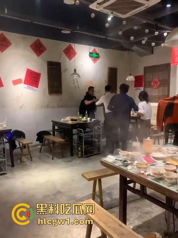 江苏启东汇龙镇夏甜甜火锅店大打出手！公园中路来了好几辆警车，阵仗大得像拍电影！-4