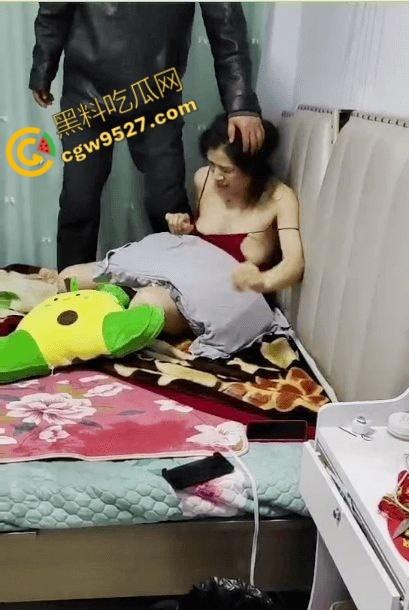 辽宁性感少妇誓死捍卫奸夫!爽的时候勇猛,挨打时却躲在角落,奸夫怂的一逼!-1