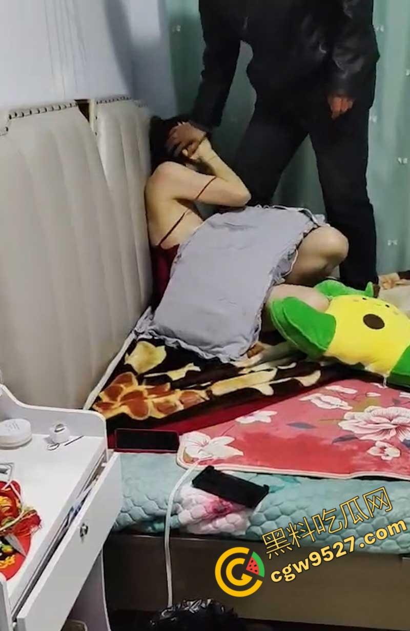 辽宁性感少妇誓死捍卫奸夫!爽的时候勇猛,挨打时却躲在角落,奸夫怂的一逼!-5