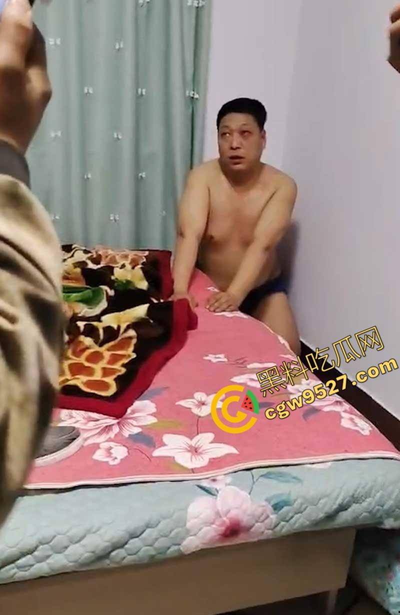 辽宁性感少妇誓死捍卫奸夫!爽的时候勇猛,挨打时却躲在角落,奸夫怂的一逼!-7