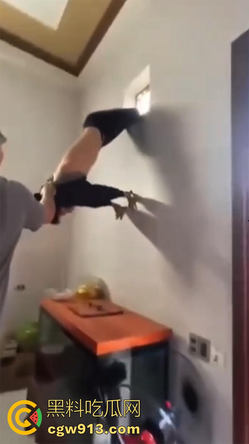 小偷也需要智商啊，越南南定省一名年轻人进行盗窃时，两只脚意外被窗户卡住，最后被警察解救下来！-1