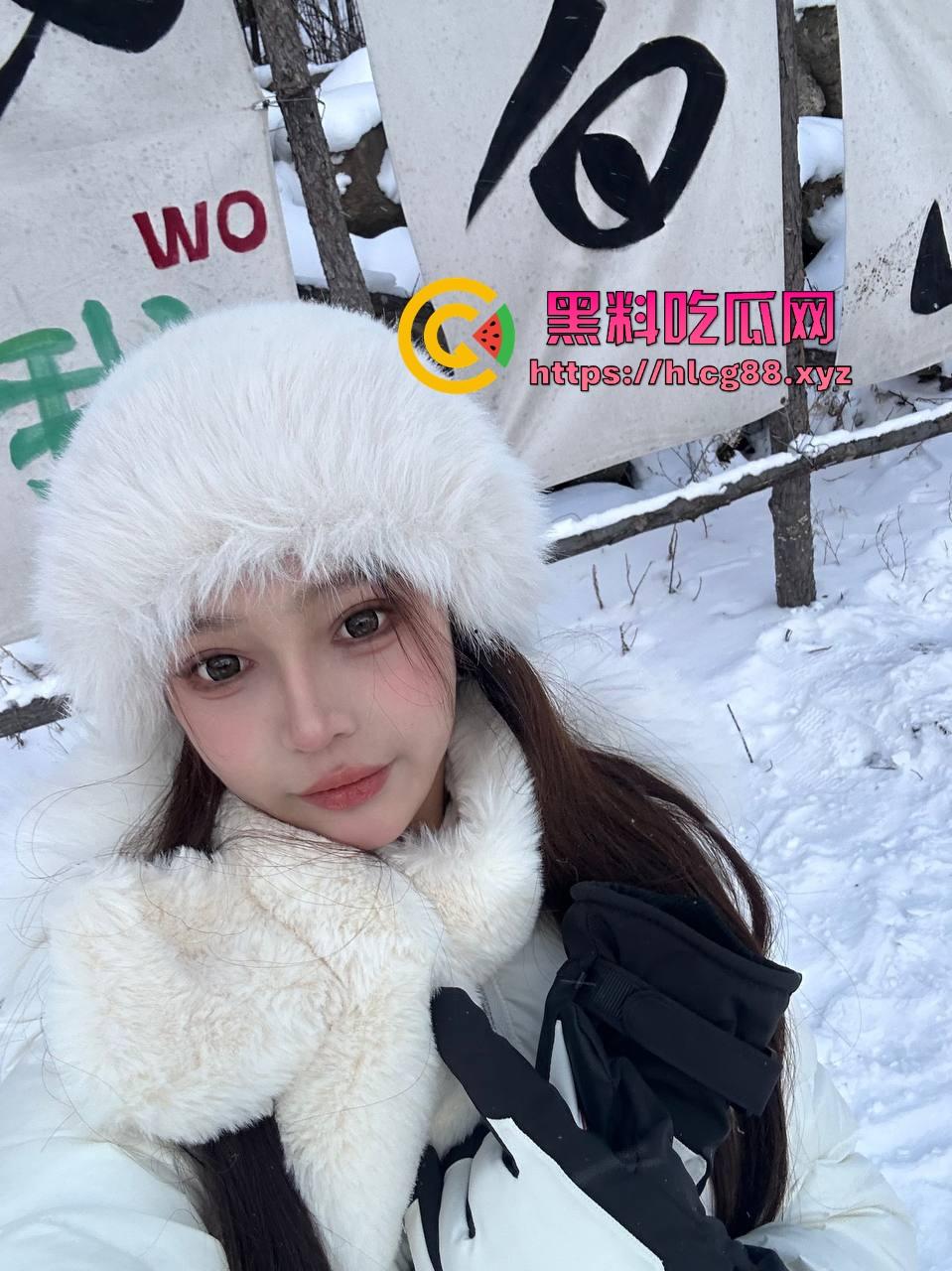 新疆阿勒泰滑雪场福利姬比基尼滑雪，奶腩抖臀浪成冰，福利婊变雪地鸡，胖次冻逼要风度不要命！-1