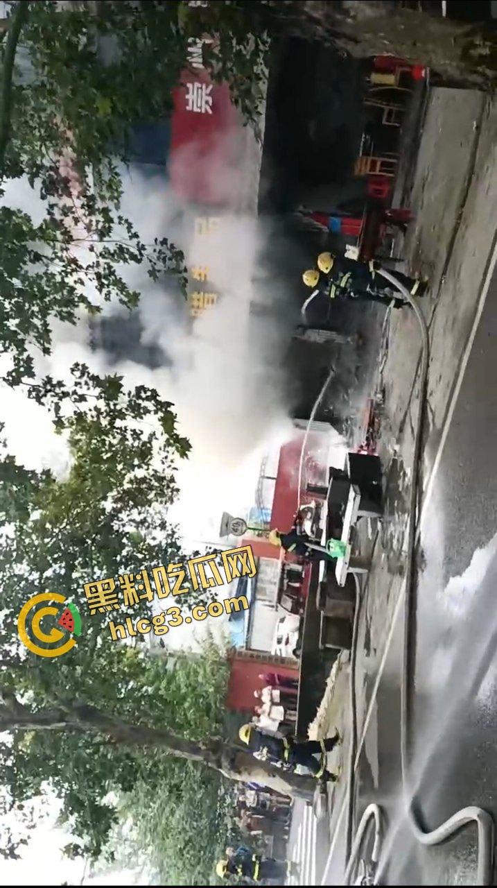 成都崇州施家坝农场 腊肉店起火！浓烟滚滚 火炎焱燚 为中元节做准备！-3