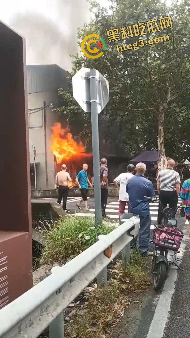 成都崇州施家坝农场 腊肉店起火！浓烟滚滚 火炎焱燚 为中元节做准备！-4