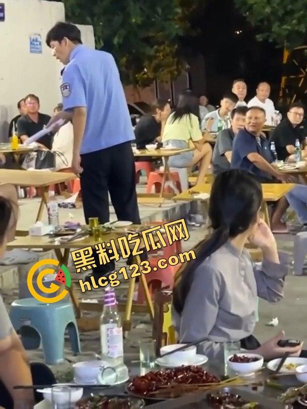 吃烧烤喝点酒就敢硬刚警察？不搞点大动静酒都算白喝了！-8