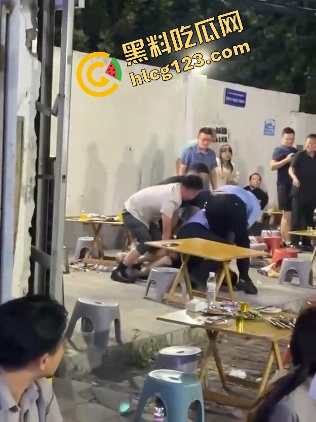 吃烧烤喝点酒就敢硬刚警察？不搞点大动静酒都算白喝了！-10