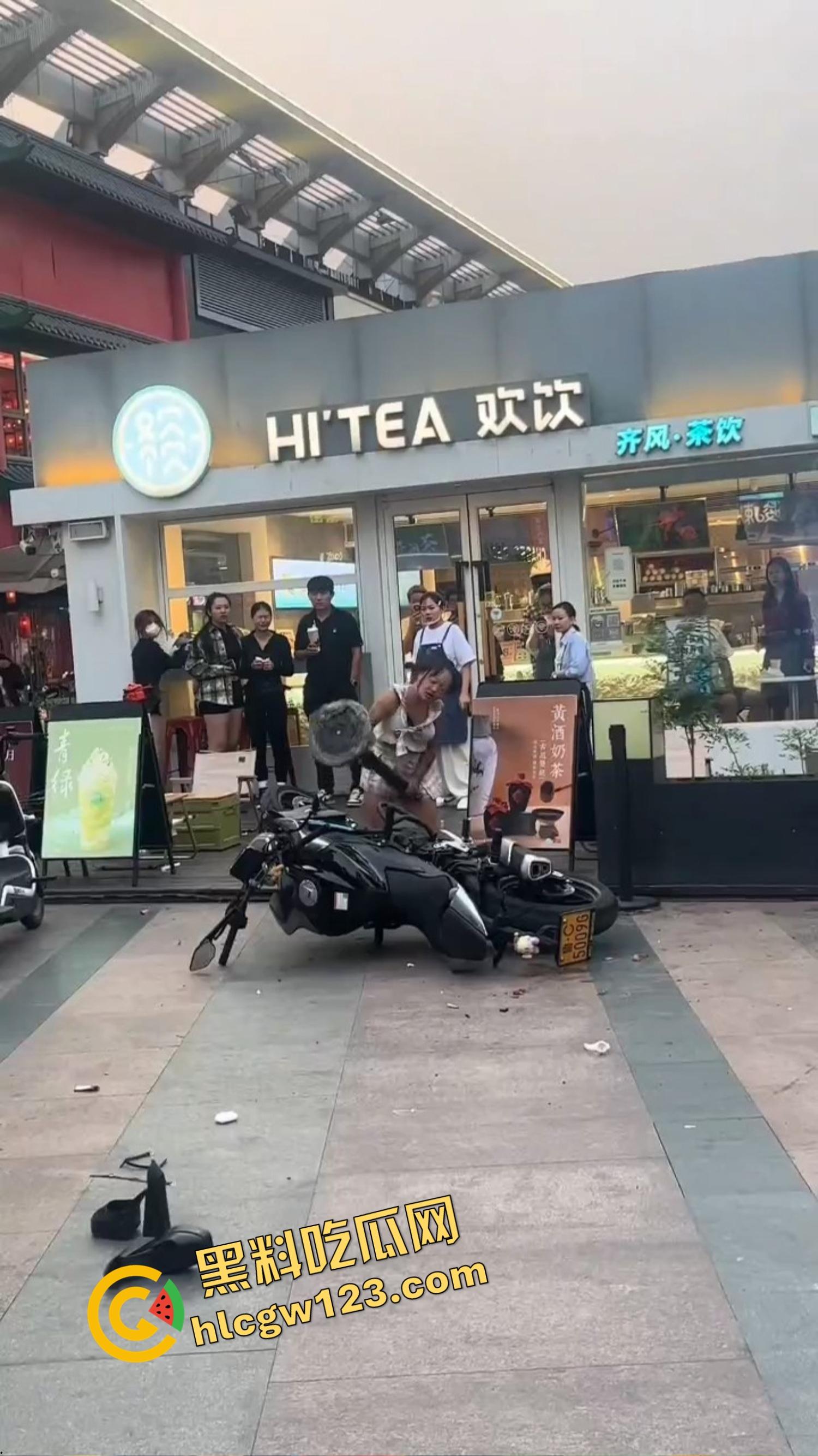 淄博JK铁锤妹妹怒砸春风450NK，穿着丁字裤情趣衣酸辣粉塞排气管，全网暴走萝莉认证已满级！-11