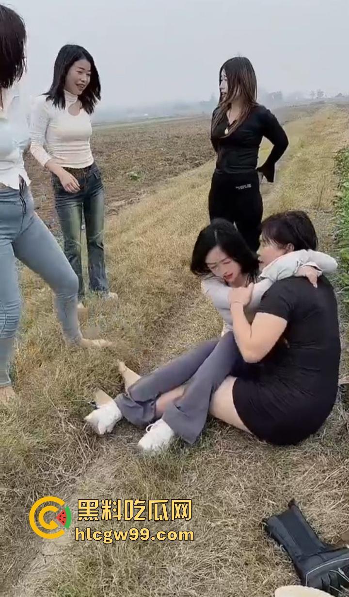 河南新蔡县陈店村的少妇绝了，大长腿性感身材，这娘们太会玩，农村生活比城里还刺激，选谁都香爆了！-12