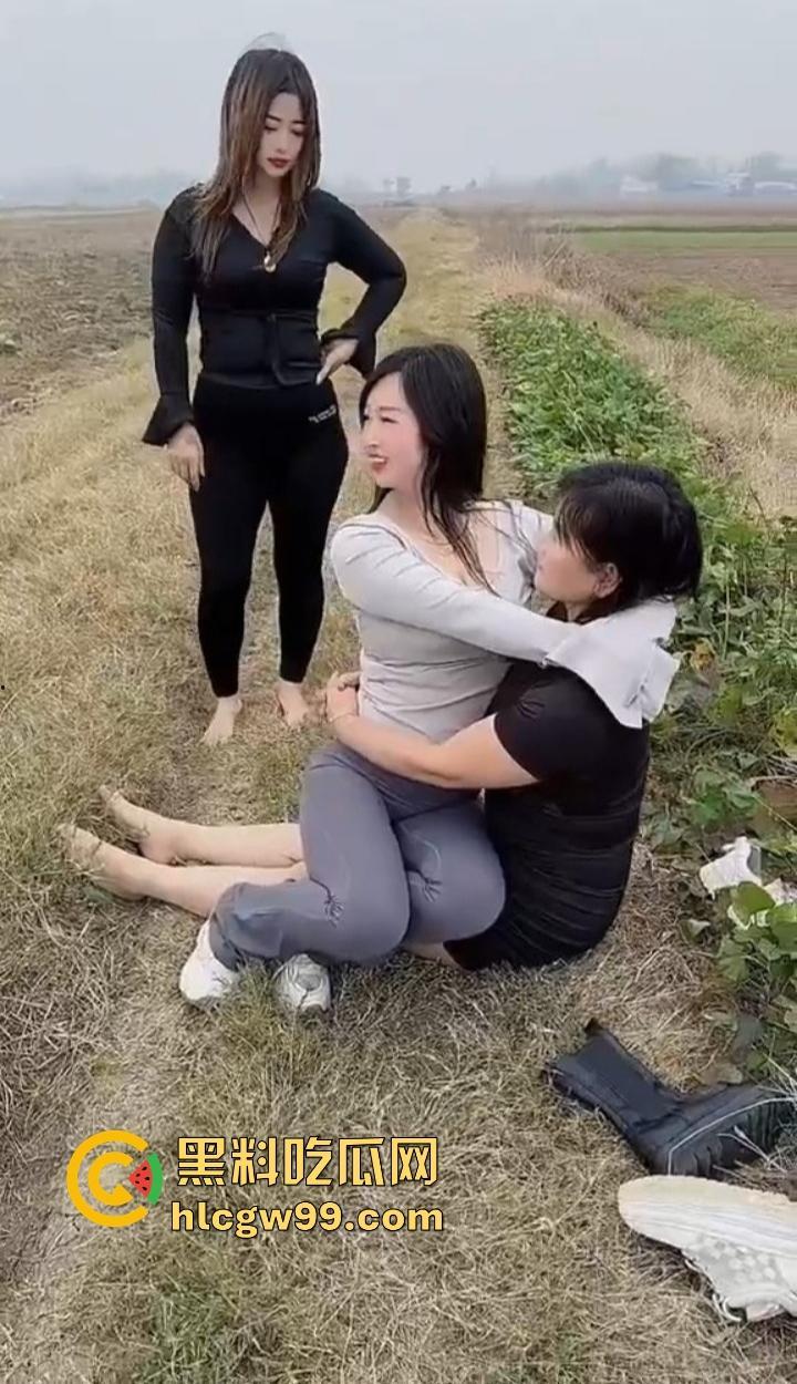 河南新蔡县陈店村的少妇绝了，大长腿性感身材，这娘们太会玩，农村生活比城里还刺激，选谁都香爆了！-13