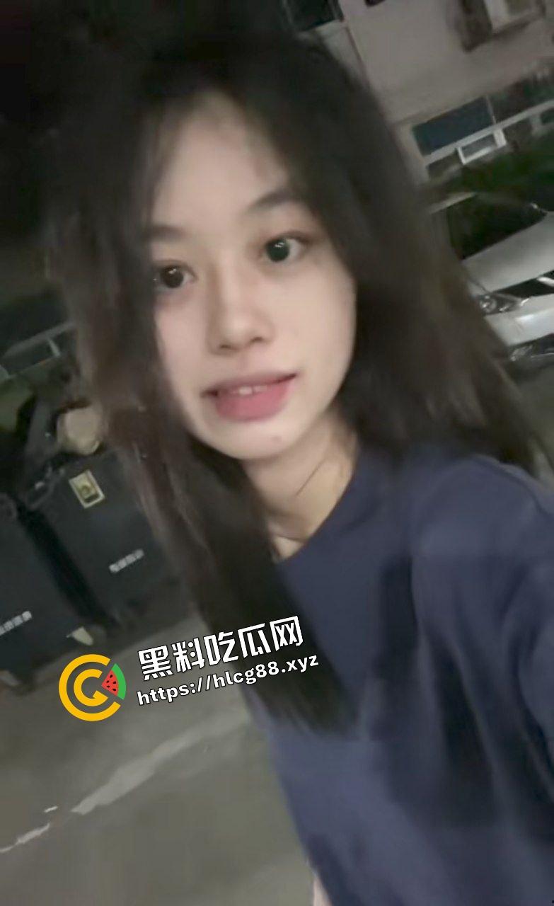广东惠州电子厂清纯少女，下班了与18cm小混混在宿舍楼梯间刺激打飞机，涂满润滑油撸管！-2