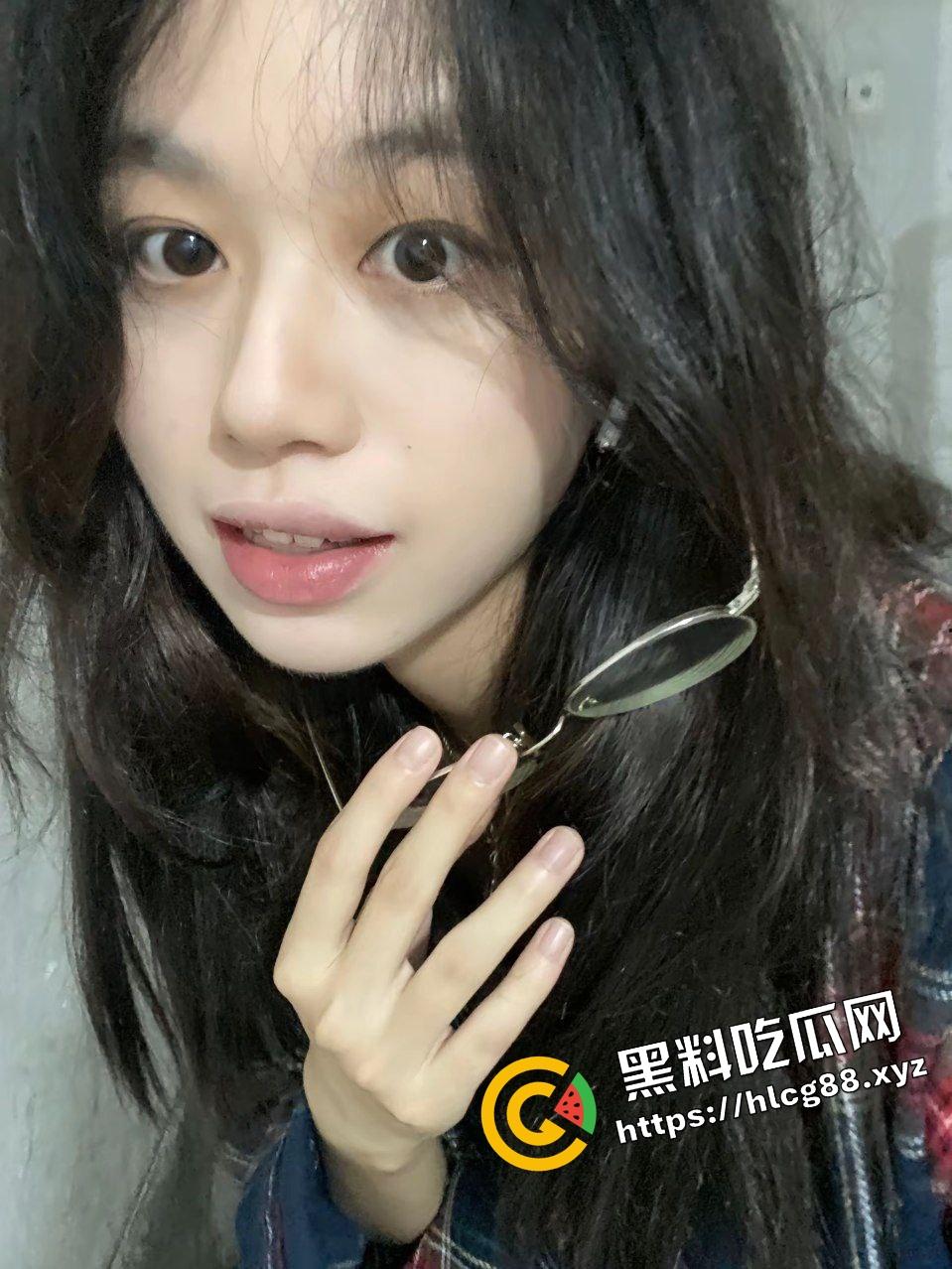 广东惠州电子厂清纯少女，下班了与18cm小混混在宿舍楼梯间刺激打飞机，涂满润滑油撸管！-3