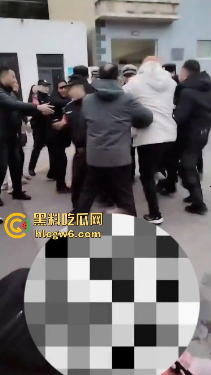 河南平顶山宝丰县奥迪变坦克疯狂碾压路人 四小学校多名学生受伤 家长崩溃场面失控 现场实拍流出-3