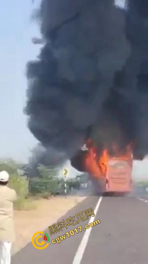 印度拉贾斯坦邦新购巴士惨烈失火，20人惨遭烈焰吞噬命丧黄泉，焦黑车厢隐隐哀嚎，车主凄凉新车梦碎-5