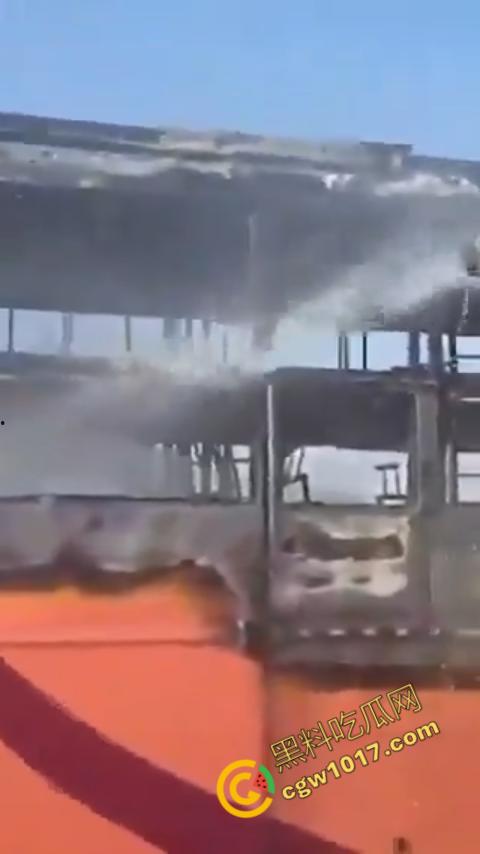 印度拉贾斯坦邦新购巴士惨烈失火，20人惨遭烈焰吞噬命丧黄泉，焦黑车厢隐隐哀嚎，车主凄凉新车梦碎-7