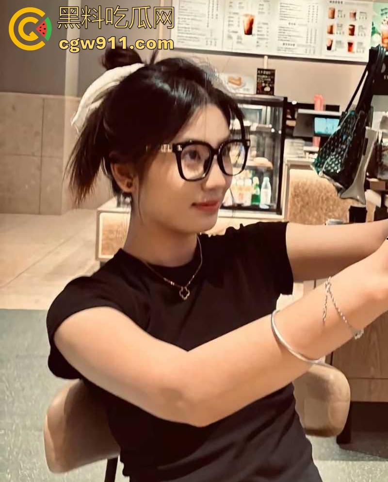 重庆青涩少女【李晓怡】遭男友蒙骗拍淫片，羞涩露奶玩自拍，穿粉裙白丝挨操只敢低声娇喘，淫性有待开发！-3