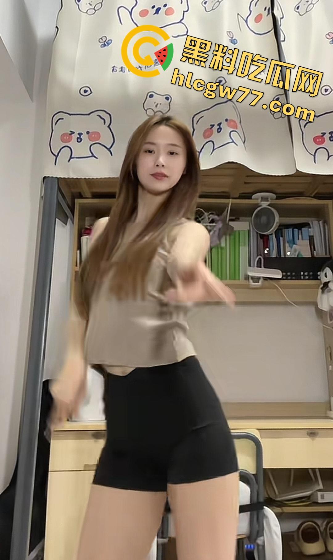 抖音【莉莉爱跳舞吖】被老板儿子当母狗！黑丝库里肉丝+狗链调教，初到社会的一节性课！-3