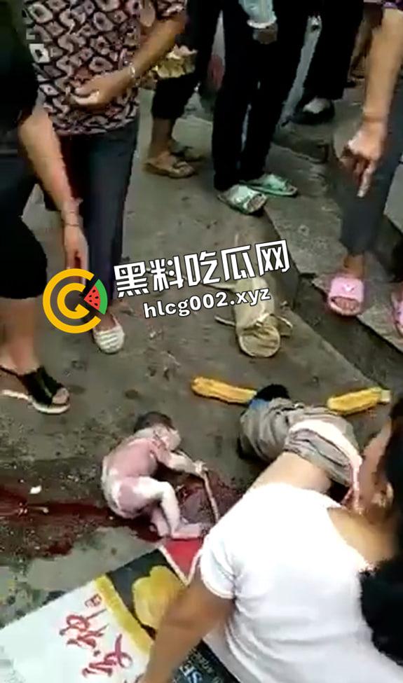 妇女当街站着生小孩 直接就拉出来了 现场视频流出 血腥慎入-6