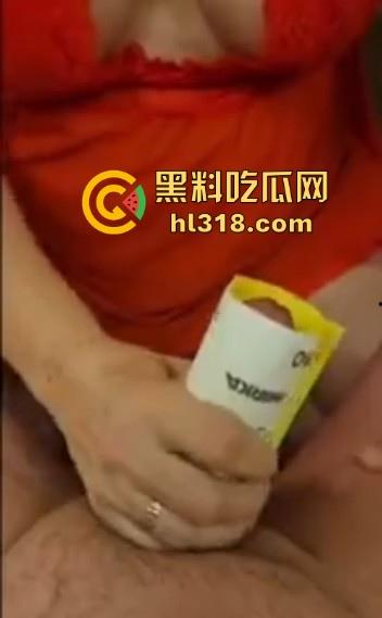不是哥们对自己这么狠的吗？直接叫巨乳美女上砂纸帮你撸管，血都磨出来了，真当自己的是铁棒呀！-4