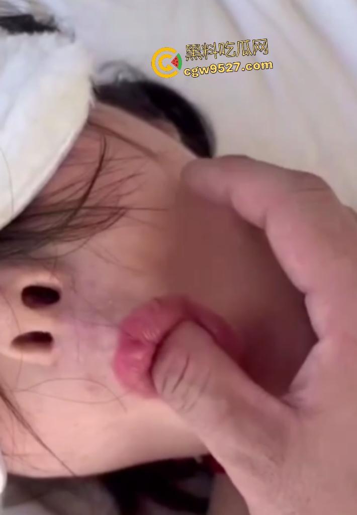 男子玩SM捆绑女友，扇巴掌卡脖子快窒息了，又从肛门里拔50cm软香肠，虽无屎迹，却散发淡淡臭味！-2