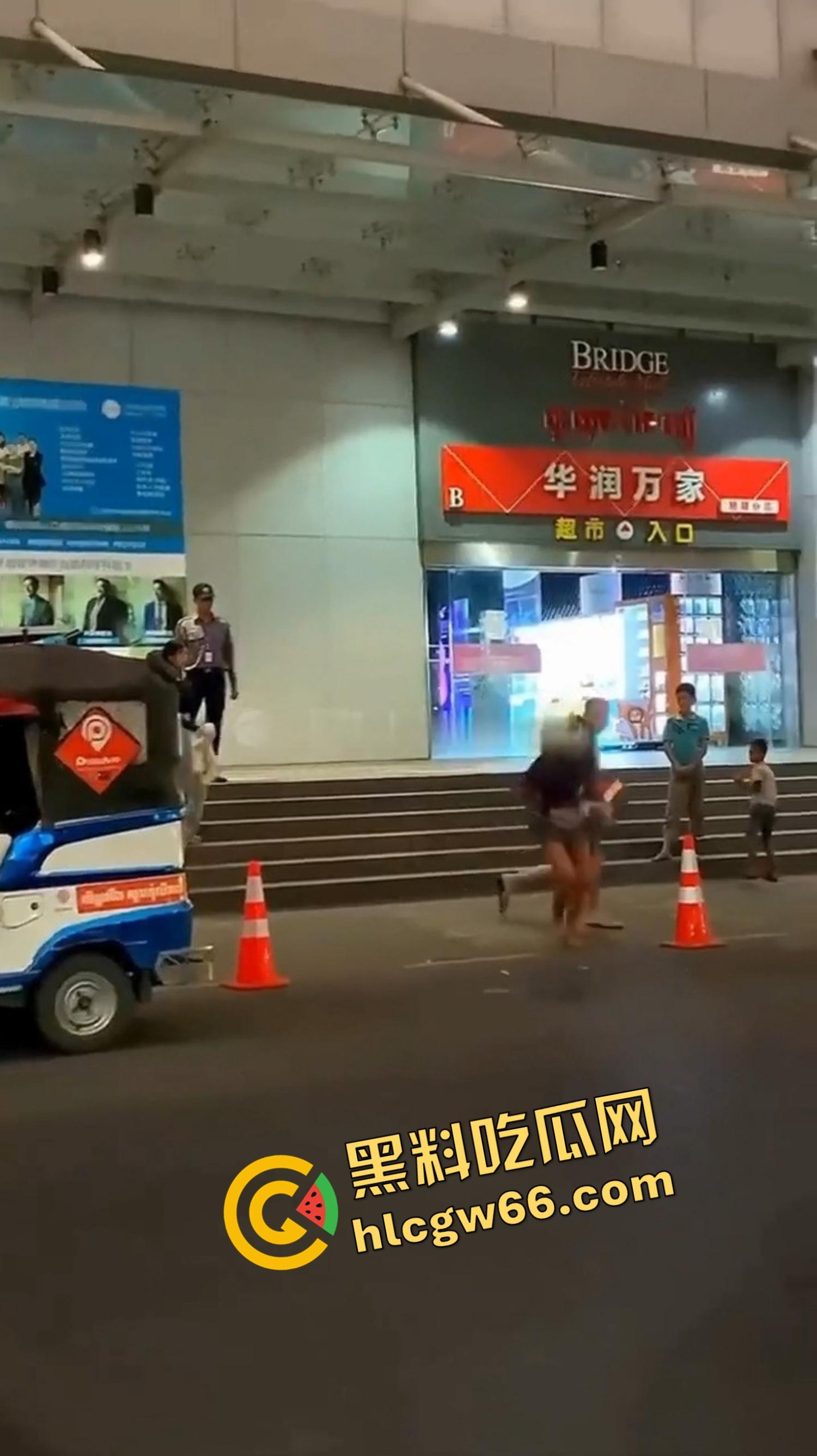 金边中国男子网恋奔现，一口一个宝贝，结果见面要开炮竟发现对方是拼刺刀选手，破防当街狂殴15分钟！-13