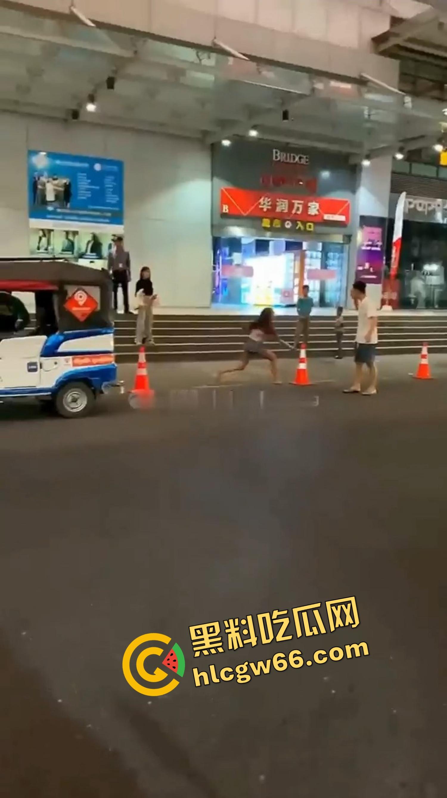 金边中国男子网恋奔现，一口一个宝贝，结果见面要开炮竟发现对方是拼刺刀选手，破防当街狂殴15分钟！-14