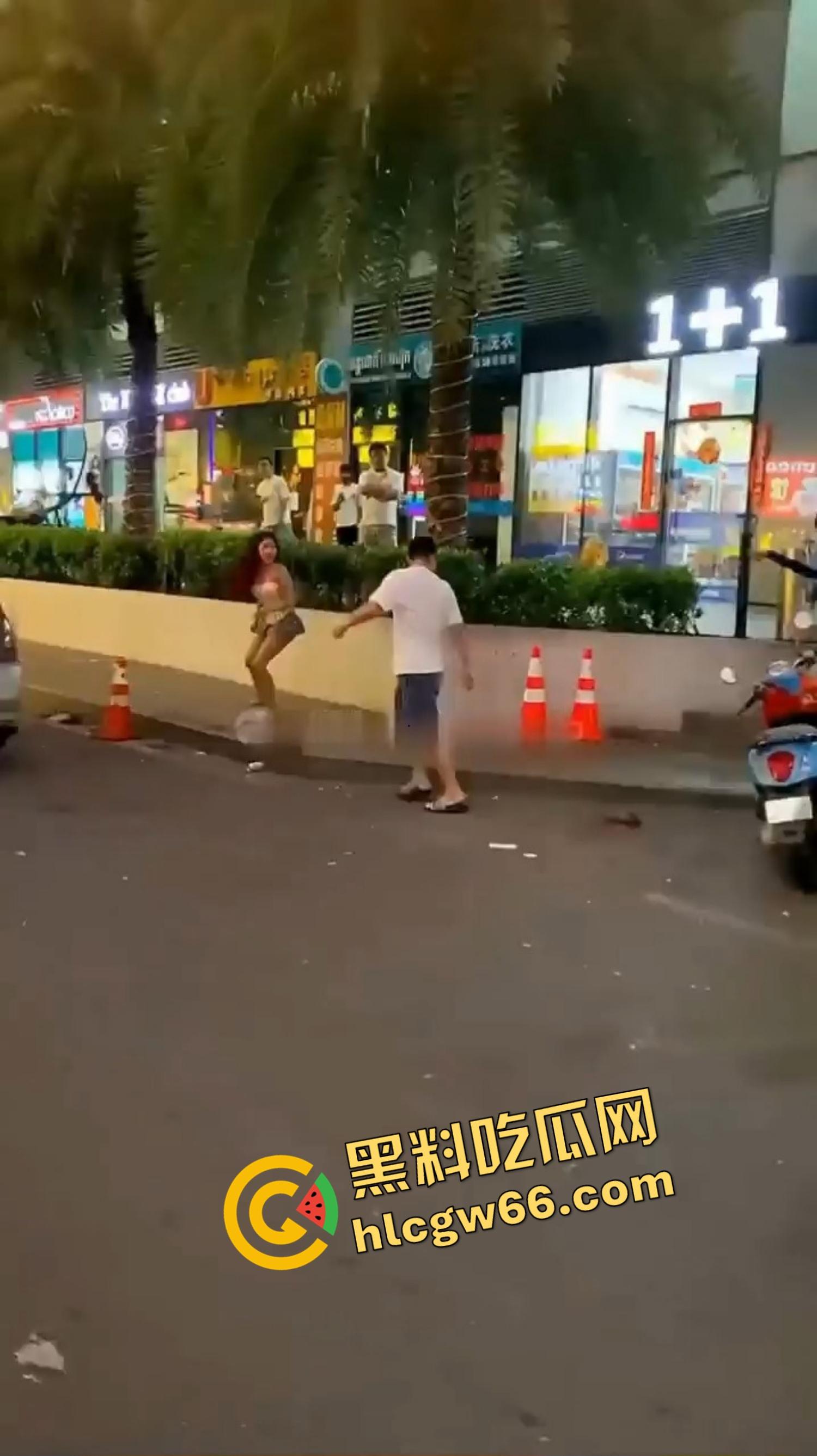 金边中国男子网恋奔现，一口一个宝贝，结果见面要开炮竟发现对方是拼刺刀选手，破防当街狂殴15分钟！-17